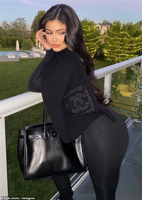 Kylie Jenner wears see.